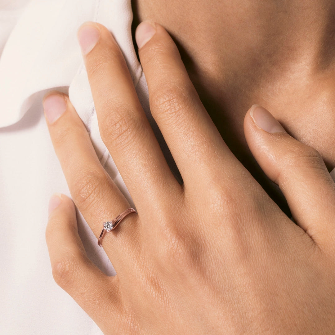 anello-solitario-dike-oro-rosa-con-diamante-varengo-gioielli-indossato