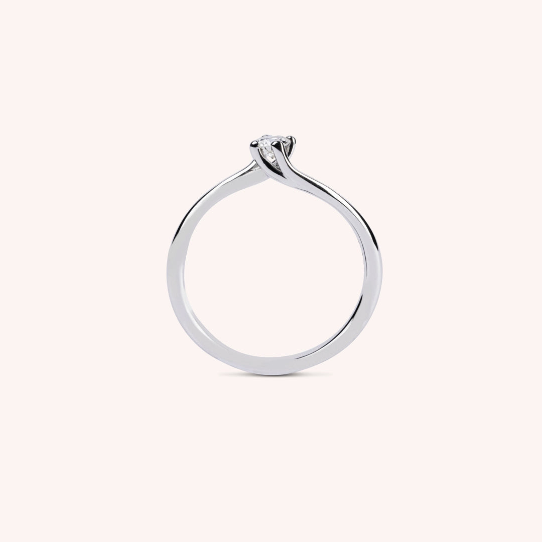 Anello solitario Iride in oro bianco con diamante – vista laterale – Gioielli Varengo
