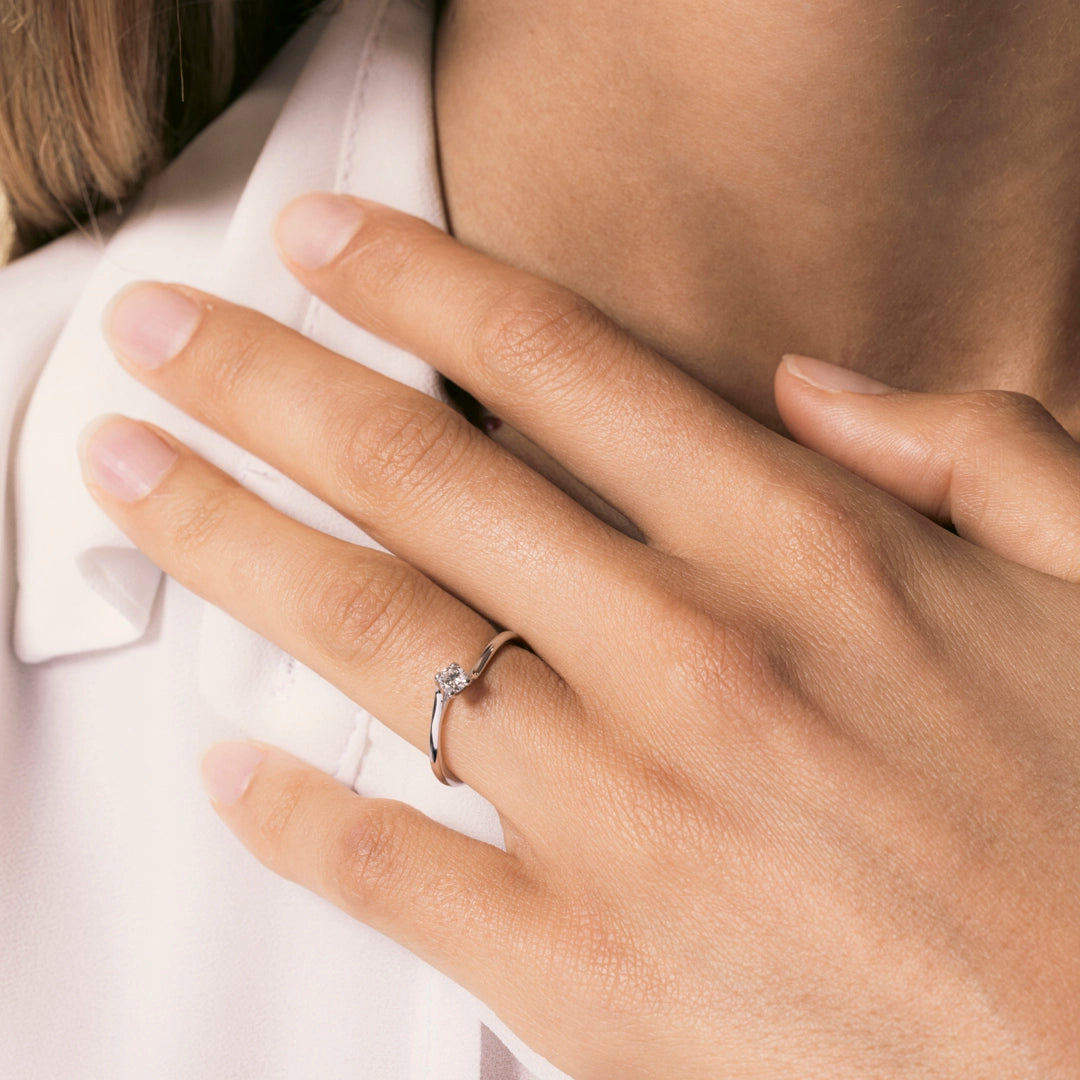 Anello solitario Iride in oro bianco con diamante – indossato – Gioielli Varengo
