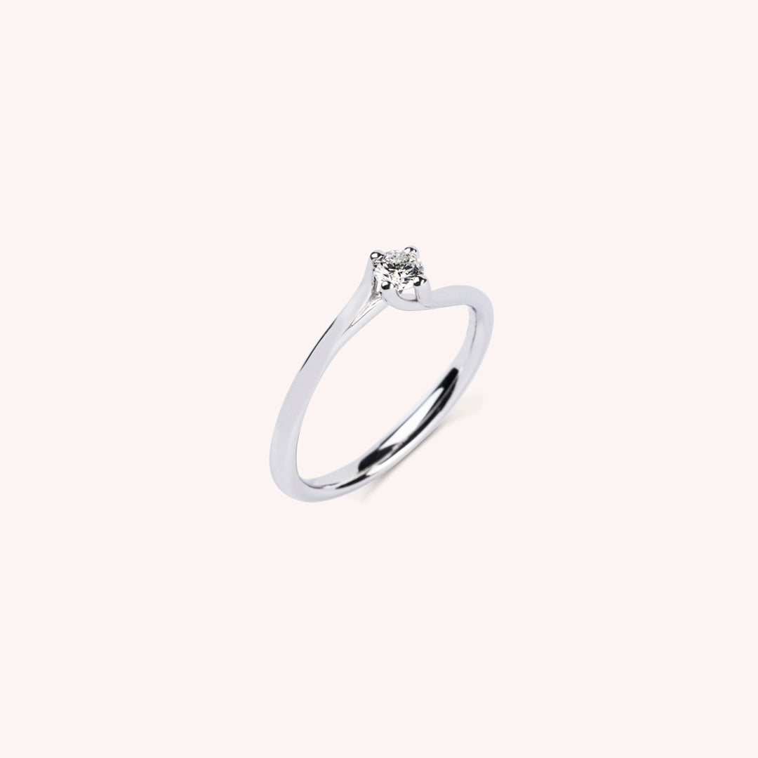 Anello solitario Iride in oro bianco con diamante – vista di trequarti – Gioielli Varengo