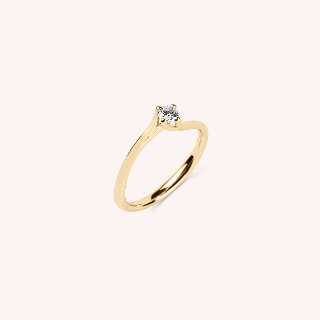 Anello solitario Iride in oro giallo con diamante – vista di trequarti – Gioielli Varengo