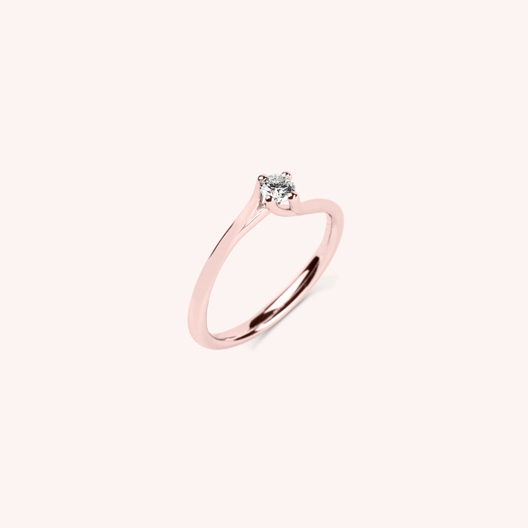 Anello solitario Iride in oro rosa con diamante – vista di trequarti – Gioielli Varengo