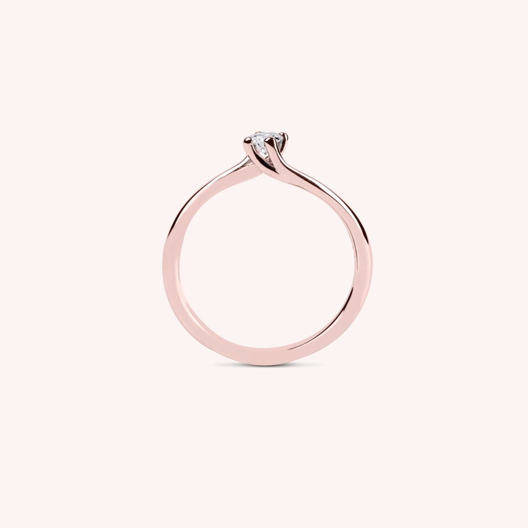 Anello solitario Iride in oro rosa con diamante – vista laterale – Gioielli Varengo
