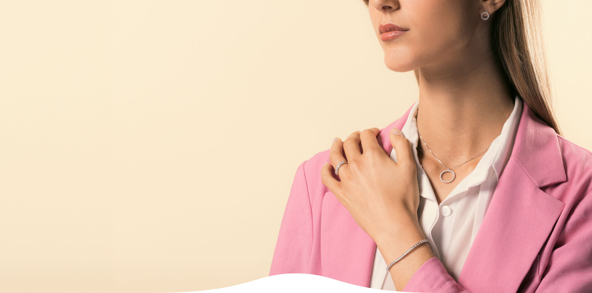 Ragazza che indossa i gioielli artigianali Varengo
