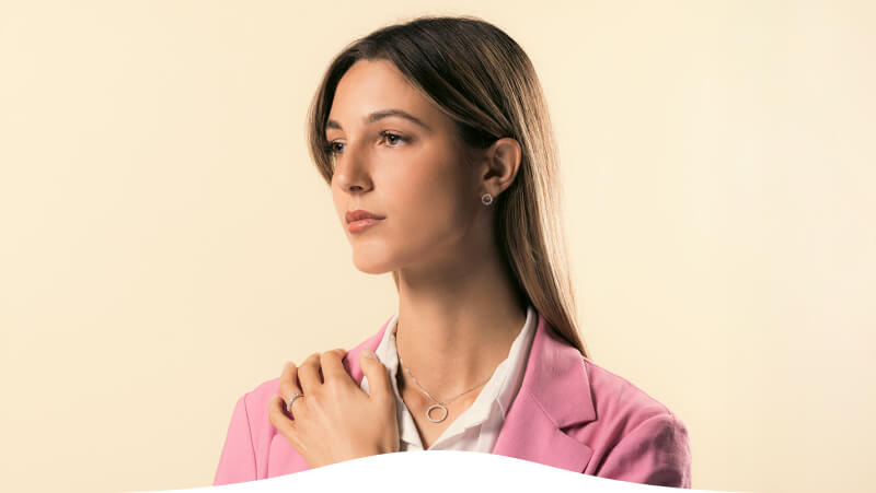 Ragazza che indossa i gioielli artigianali Varengo